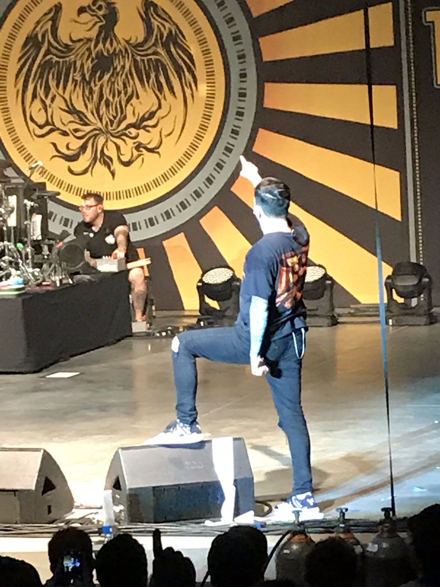 marisa_rae_17's tweet photo. #ADTR #sumtur https://t.co/EWW5zVHpwZ