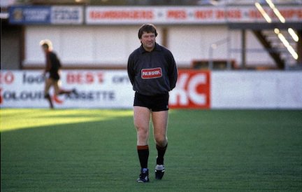 "There’s a gulf dividing footballers and the rest of us." The awkwardness of meeting footballers in real life | goo.gl/xuJnkd <a href="/afl/">AFL</a>