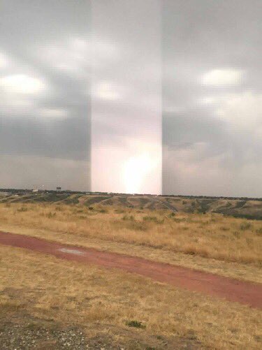 AllHitsB93's tweet photo. Look at this mind blowing photo taken by Laurie's hubby Justin this eve. #nofilter #lightningpose #yql https://t.co/qnQjBXJieY