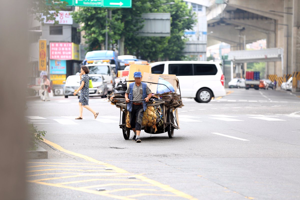 sdmtong's tweet image. #폐지 수거하시는 어르신~
무엇보다 안전이 최우선입니다!!! 
#교통안전교육, #안정용품 이 조금이라도
도움을 드릴 수 있었으면 합니다!

#야간에_도움주는_야광조끼_야광밴드
#편한_걸음에_도움주는_안전화
#지속적인_관심과_지원방안_확대예정
#서대문구