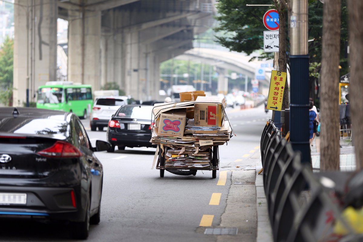 sdmtong's tweet image. #폐지 수거하시는 어르신~
무엇보다 안전이 최우선입니다!!! 
#교통안전교육, #안정용품 이 조금이라도
도움을 드릴 수 있었으면 합니다!

#야간에_도움주는_야광조끼_야광밴드
#편한_걸음에_도움주는_안전화
#지속적인_관심과_지원방안_확대예정
#서대문구