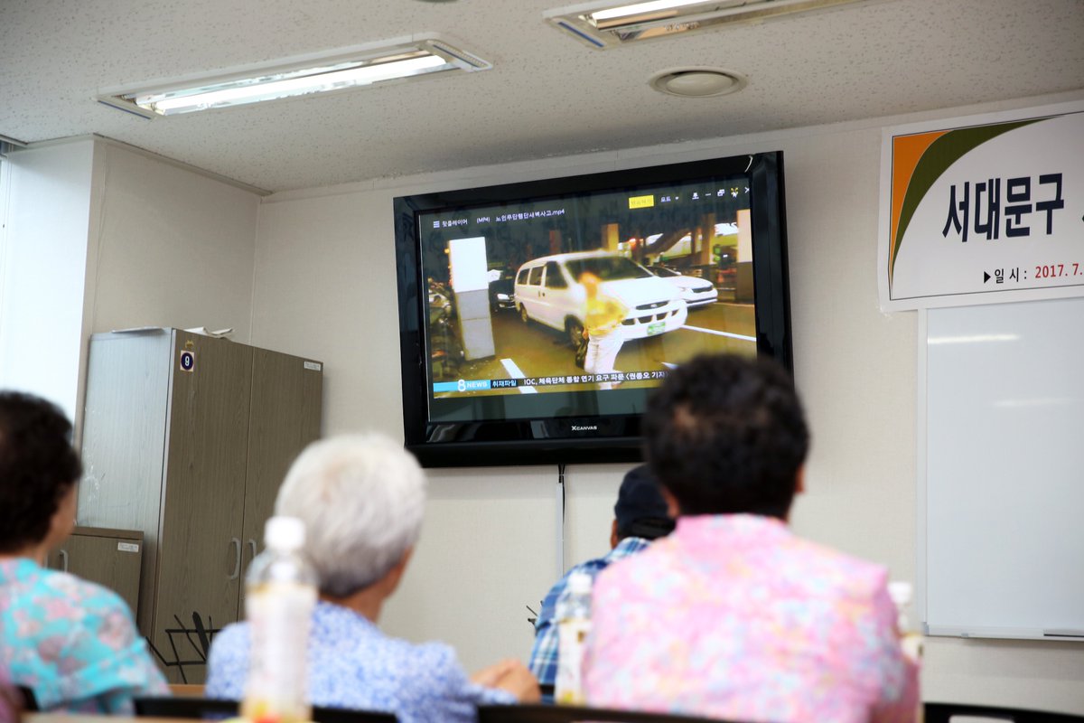 sdmtong's tweet image. #폐지 수거하시는 어르신~
무엇보다 안전이 최우선입니다!!! 
#교통안전교육, #안정용품 이 조금이라도
도움을 드릴 수 있었으면 합니다!

#야간에_도움주는_야광조끼_야광밴드
#편한_걸음에_도움주는_안전화
#지속적인_관심과_지원방안_확대예정
#서대문구