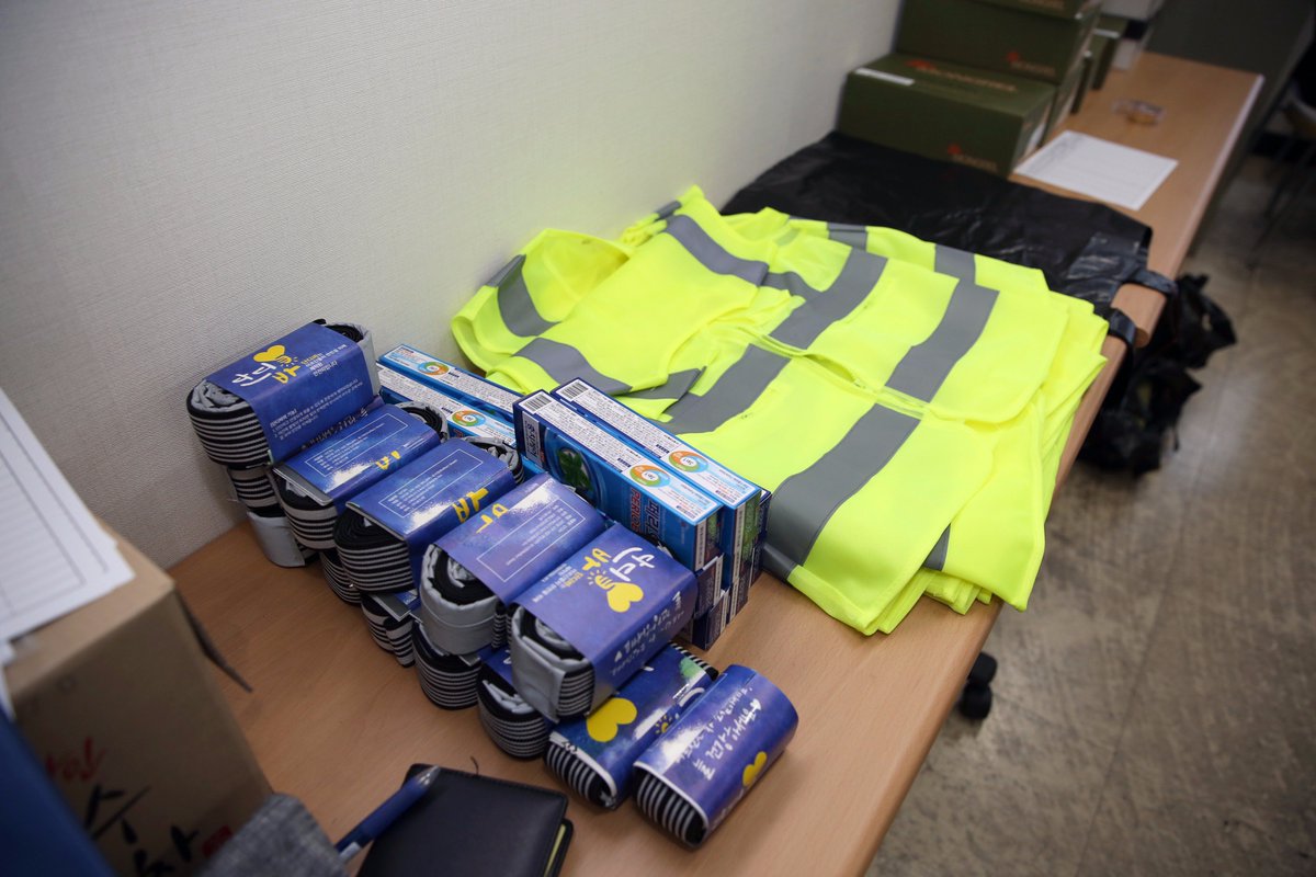 sdmtong's tweet image. #폐지 수거하시는 어르신~
무엇보다 안전이 최우선입니다!!! 
#교통안전교육, #안정용품 이 조금이라도
도움을 드릴 수 있었으면 합니다!

#야간에_도움주는_야광조끼_야광밴드
#편한_걸음에_도움주는_안전화
#지속적인_관심과_지원방안_확대예정
#서대문구