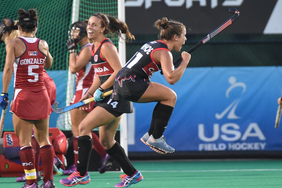 FieldHockeyCan's tweet photo. Some action shots from the electrifying @fhc_wnt tilt with the 🇺🇸 that resulted in a 1-1 tie! Full album on FB!
•
📷:@yhucken/PAHF https://t.co/jIQ2BSQSXR