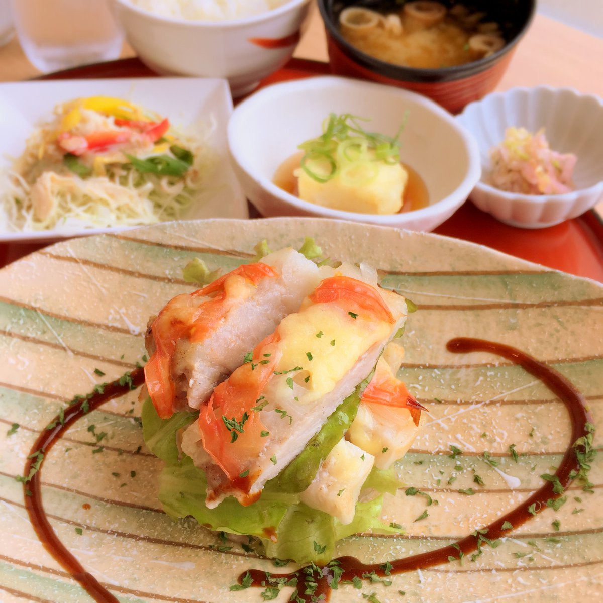 miyakomesse's tweet photo. 今週の浮舟ランチは、チーズとトマトをあわせたローストポーク！蒸し鶏のサラダと、湯葉の揚げ出しをそえて、夏バテに負けないタンパク質たっぷりメニューです♪ お天気は荒れ模様の週初めでしたが、しっかりランチで、今週も元気にまいりましょう～！ https://t.co/Rdnm7yDOrf