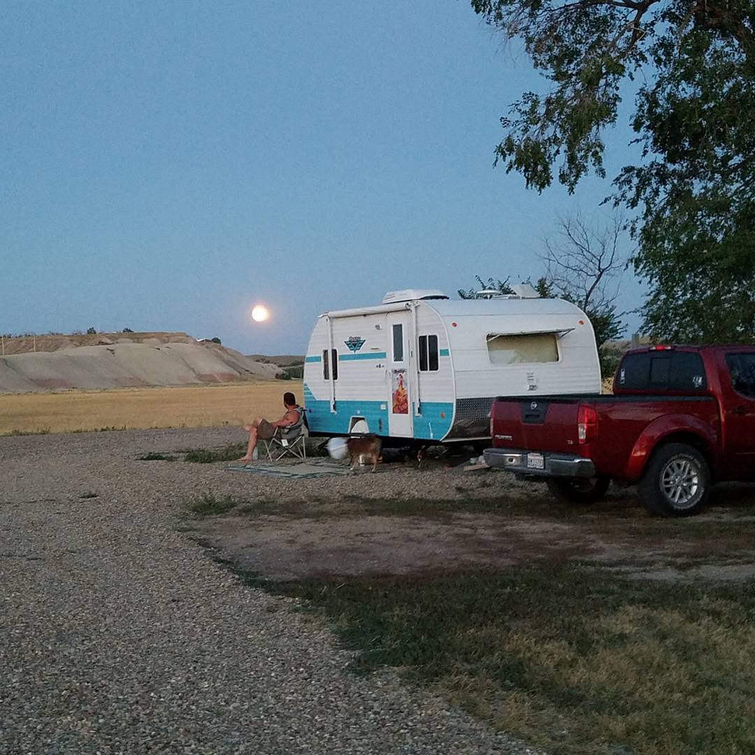 NomaditAgain's tweet photo. The moon is full and gorgeous!  First time I was able to get a clear capture! #fullmoon #fulltimerving #circleviewranch #nomaditagain https://t.co/b7wBMTydzK
