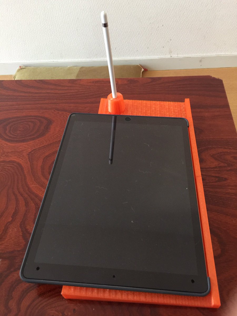 swiftman1175's tweet image. iPad Pro12.9用スケッチ台第2号。3DのラフスケッチやプログラムのラフスケッチにiPad Proを使っているので作りました。やっぱり自分が使うものは自分の使いやすいように作るのが一番ですね。