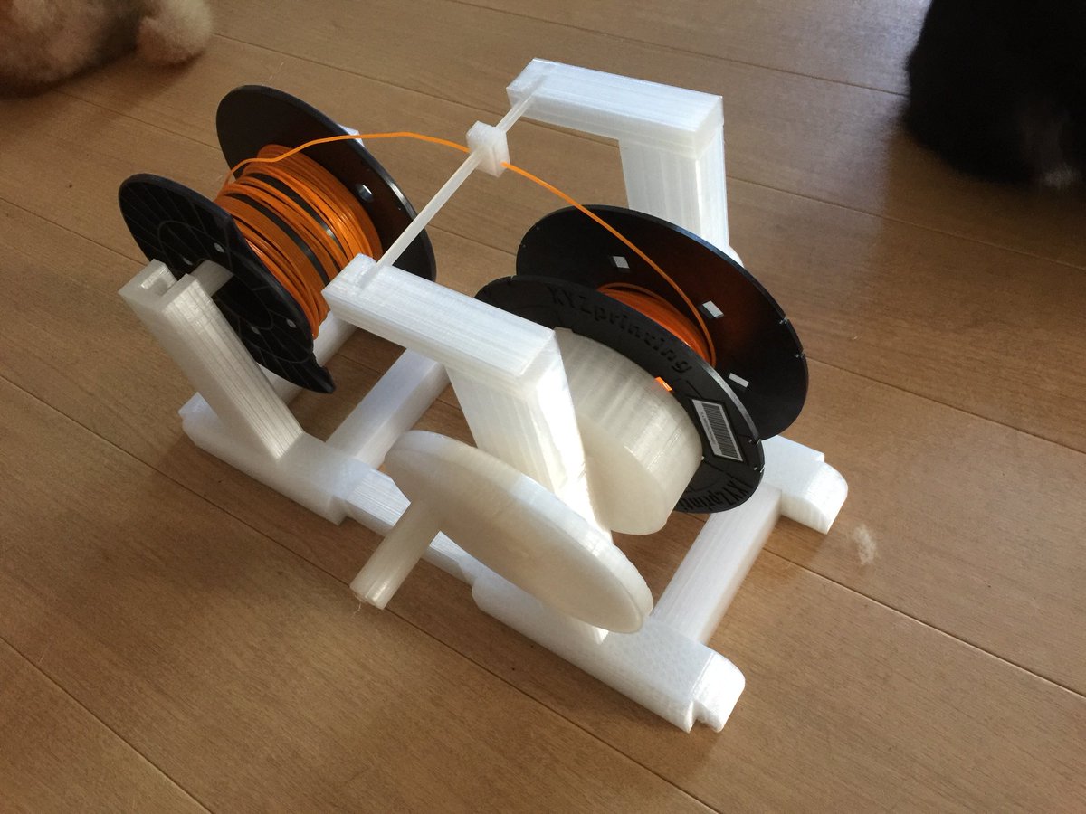 swiftman1175's tweet image. やっとできた daVinci Pro用社外製フィラメント巻き取り機。購入した某社のフィラメントがよく絡まり数分おきに絡まりを治しにいかなければならないので大きなものは作れません。で、純正カセットに巻き直せば絡まりがなくなるので作成しました。