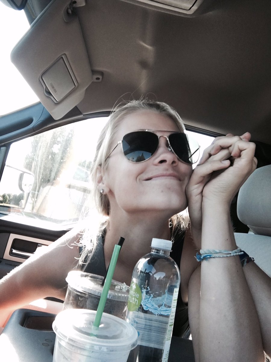 dcfoster04's tweet image. It's my best friend's birthday. Happy 18th, pretty girl