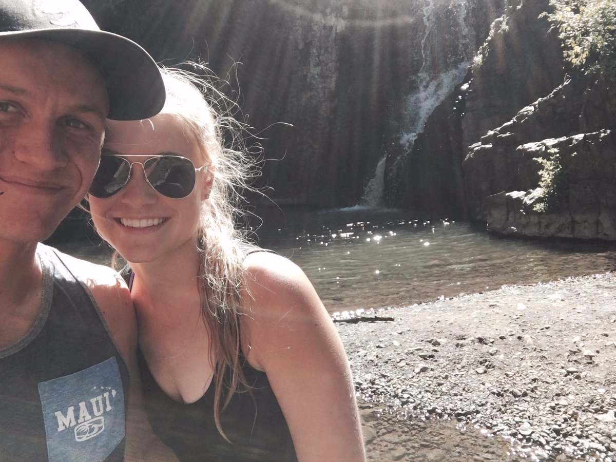 dcfoster04's tweet image. It's my best friend's birthday. Happy 18th, pretty girl