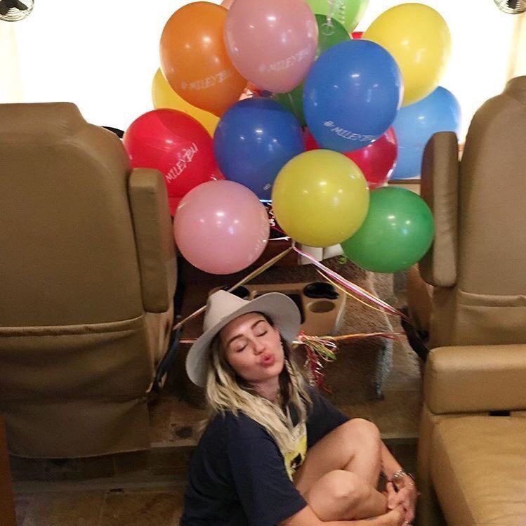 HotShowBizz's tweet image. Miley is such a gorgeous human being 😍😍