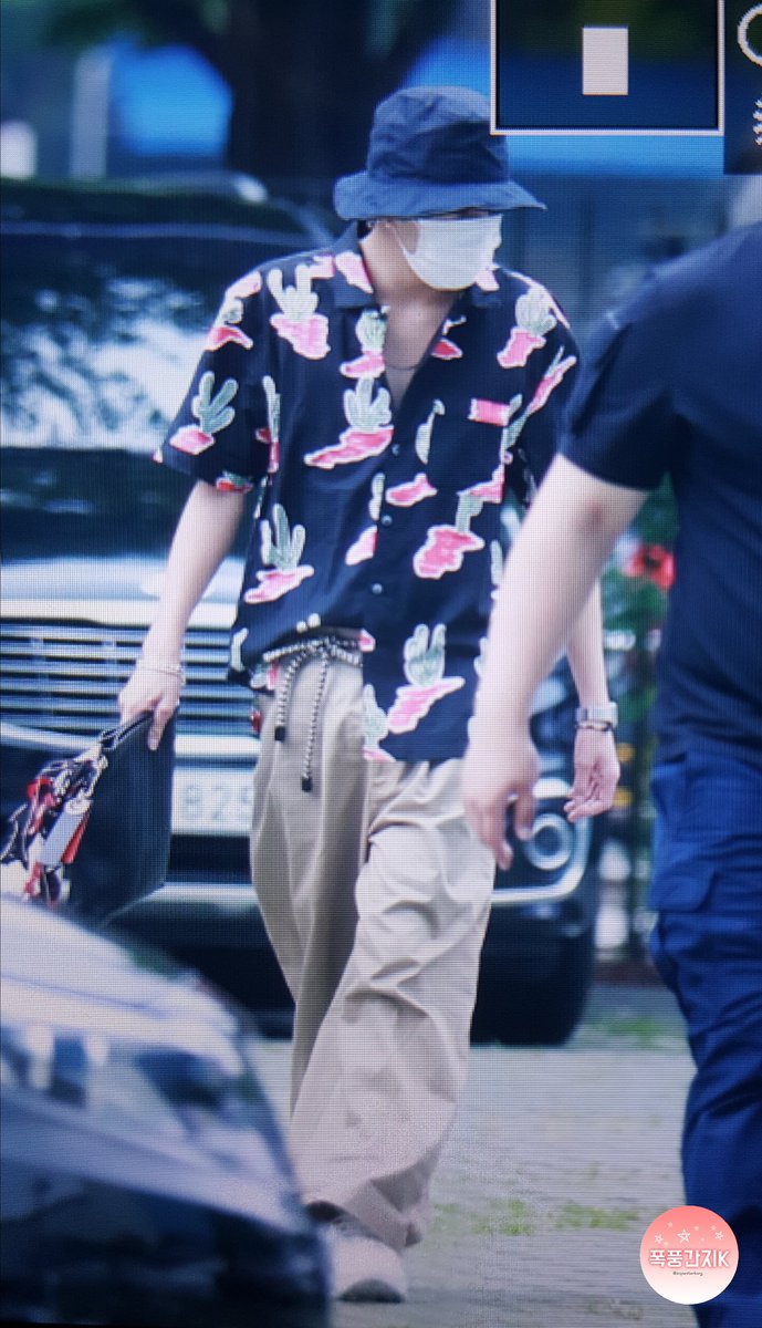 superstarkang's tweet photo. 170808 최파타 출근길

#위너 #강승윤 https://t.co/GlTGNLo4ZC