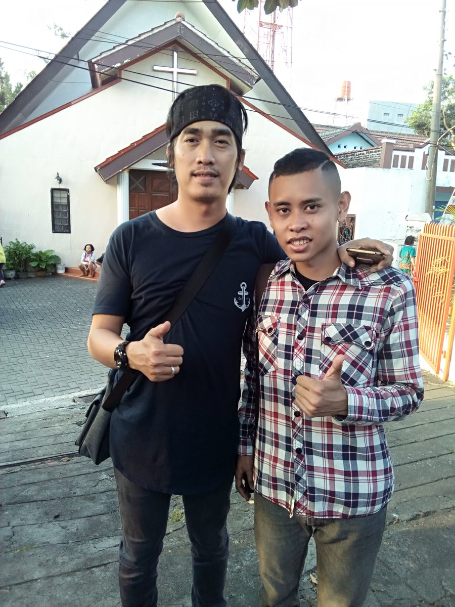 Btw sukses sllu bwt single @HijauDaunBaru - Sakit Tapi Ku Rindu. Maaf hari ini gk bisa dtg ke Solo 😅 cc: <a href="/dhproduction1/">DHProduction ID</a> #sakittapikurindu