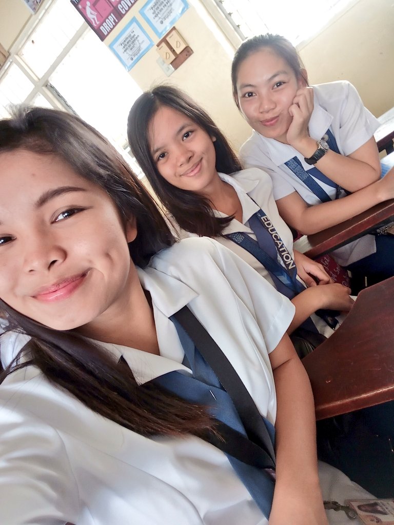 mildreddmsg_'s tweet photo. Tuesday vibes.. #9amclass #inindian #umasa #gigil #sayangeffort #naggroufie 😬😬😬 https://t.co/AfbHK4jFNx