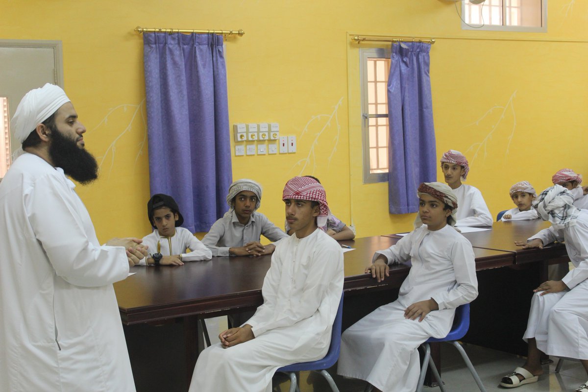 قدم الفاضل راشد بن حميد السعدي محاضرة بعنوان الإسلام والحياة تهدف إلى جعل الإسلام يدخل في تنظيم حياتنا الاجتماعية والاقتصادية ❤️