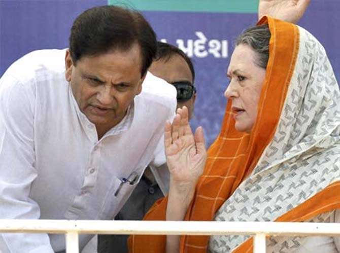 ipankaj_raj's tweet photo. अहमद पटेल जो कभी @INCIndia का #PollManager कहलाता था
MP, MLA से CM तक का चुनाव कौन लड़ेगा वही तय करता था
आज अपनी सीट बचानी भारी पड़ रही है https://t.co/Ireka9yQYZ