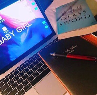 miirrorball's tweet photo. i just realized that not only it says 'baby girl' but that's a pic of the collarbones of a woman omg QUALITY GAY CONTENT https://t.co/zIFnEuxumx