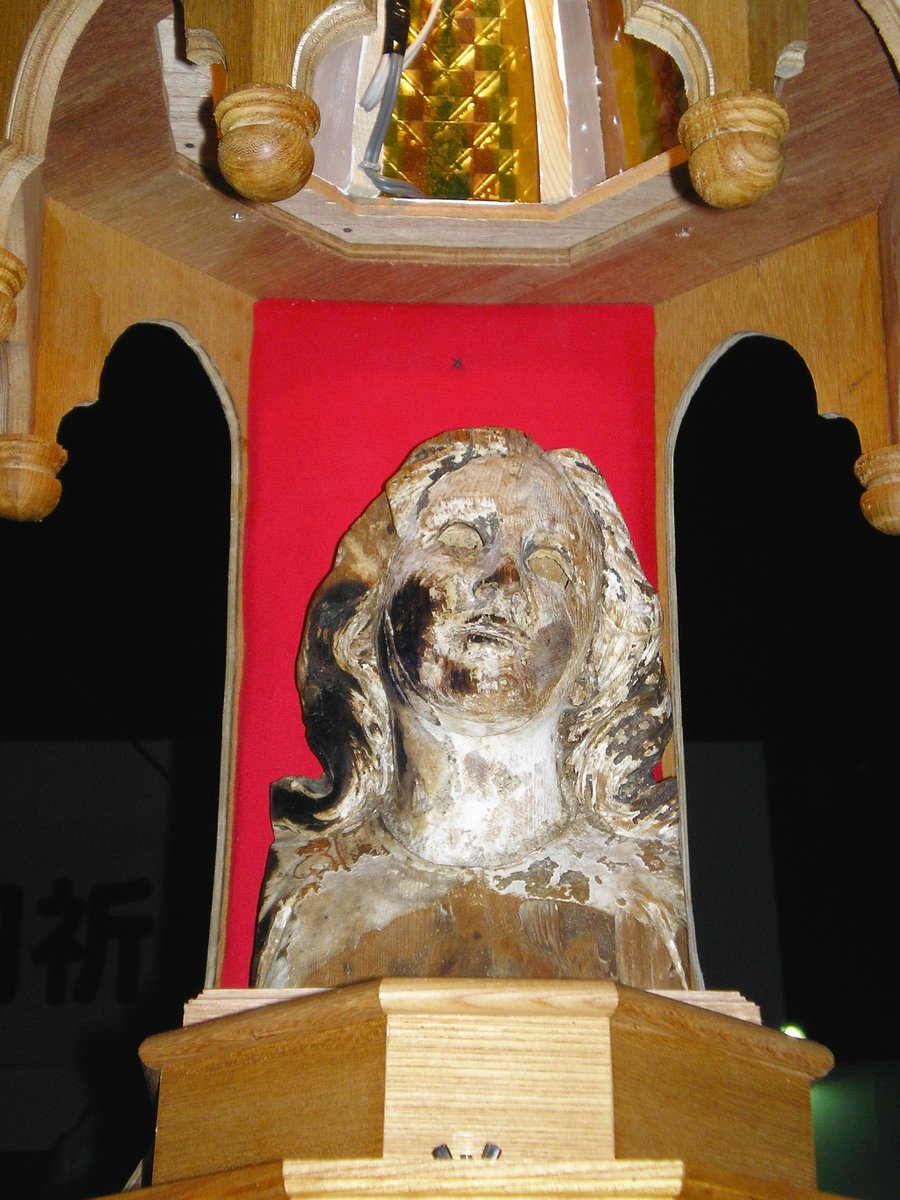 澤田愛子 En Twitter 長崎原爆の日の松明行列で担がれるためにみこしに乗った被曝マリアです 浦上天主堂 の残骸からトラピスト修道士が見つけ 後に浦上天主堂に寄贈されました 美しい微笑のマリア像とは裏腹に 被爆したマリアは人間のあらゆる不条理 苦悩を一身に