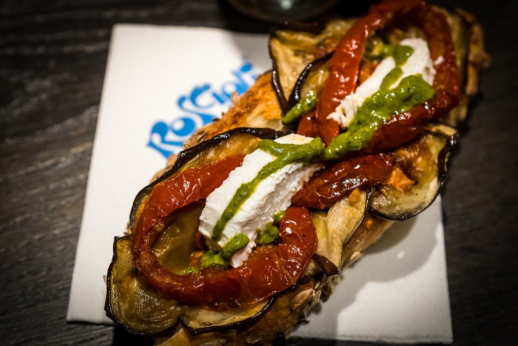 Il gusto di sapori mediterranei, ecco il nostro "#panino ai #semi con #melanzane, #pomodori infornati e #pesto al #basilico".
#rosciolicaffe