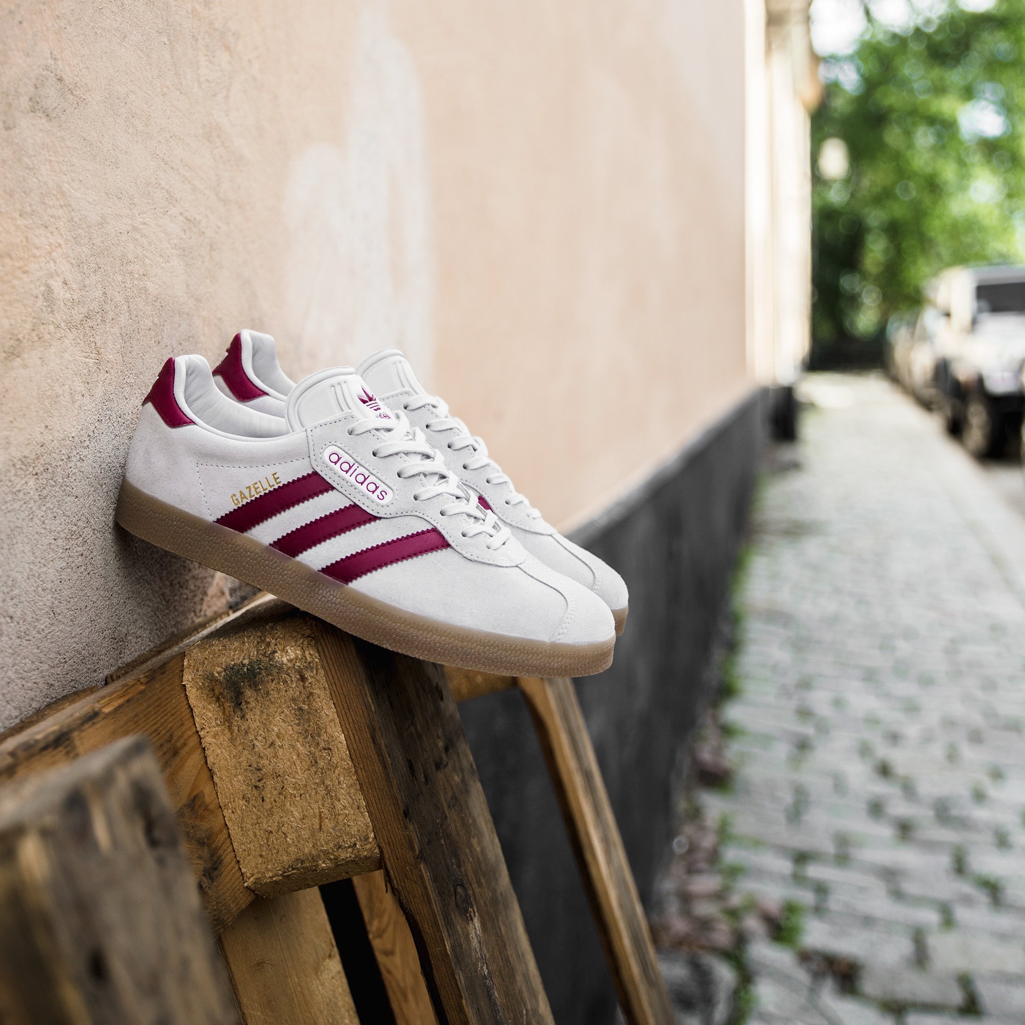 bemanning roekeloos Verfijning SNS on Twitter: "🍷 Check out the adidas Originals Gazelle Super "Grey  One/Mystery Ruby/Gold Metallic” — Find your size here:  https://t.co/tTpZYoSqr9. https://t.co/fNSxI9X3wa" / X