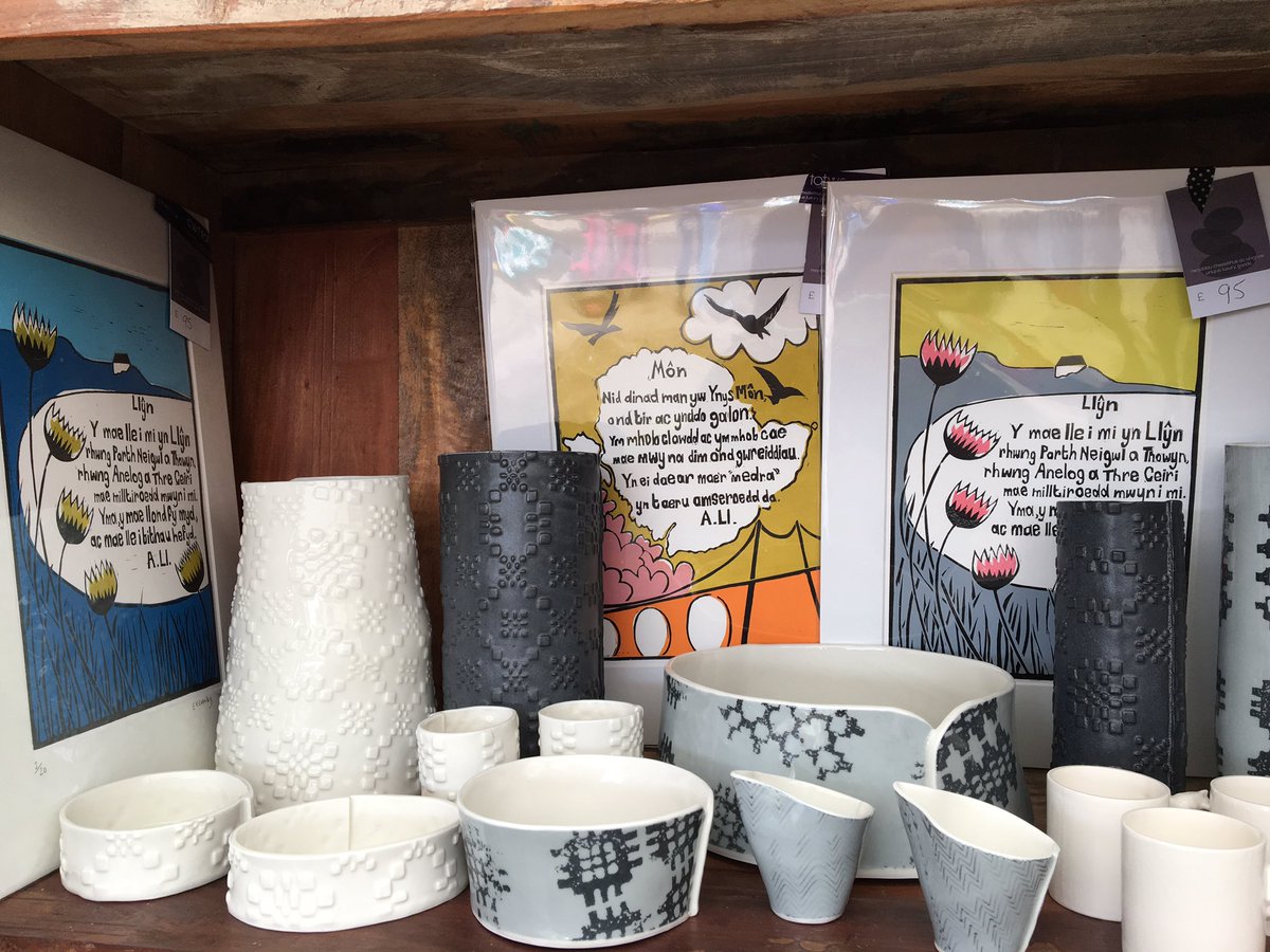 Gwiath celf <a href="/elinvj/">Elin Vaughan Crowley</a> a cherddi gen i yn cymryd eu lle yn ddel wrth grochenwaith bendigedig Olwen Thomas yn <a href="/cwttatws/">Cwt Tatws</a> Ewch draw i wario!!