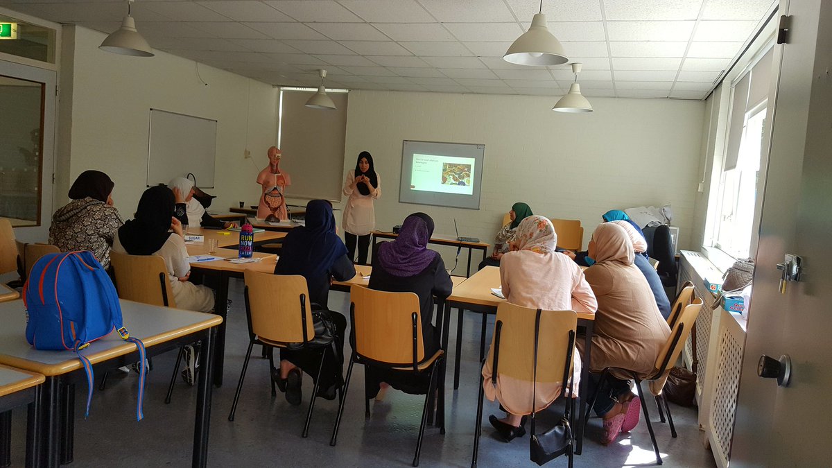 De kinderen hebben een workshop henna versieren gehad. De moeders hebben een workshop  gezondheid &amp; opvoeding gevolgd#zomerprogramma