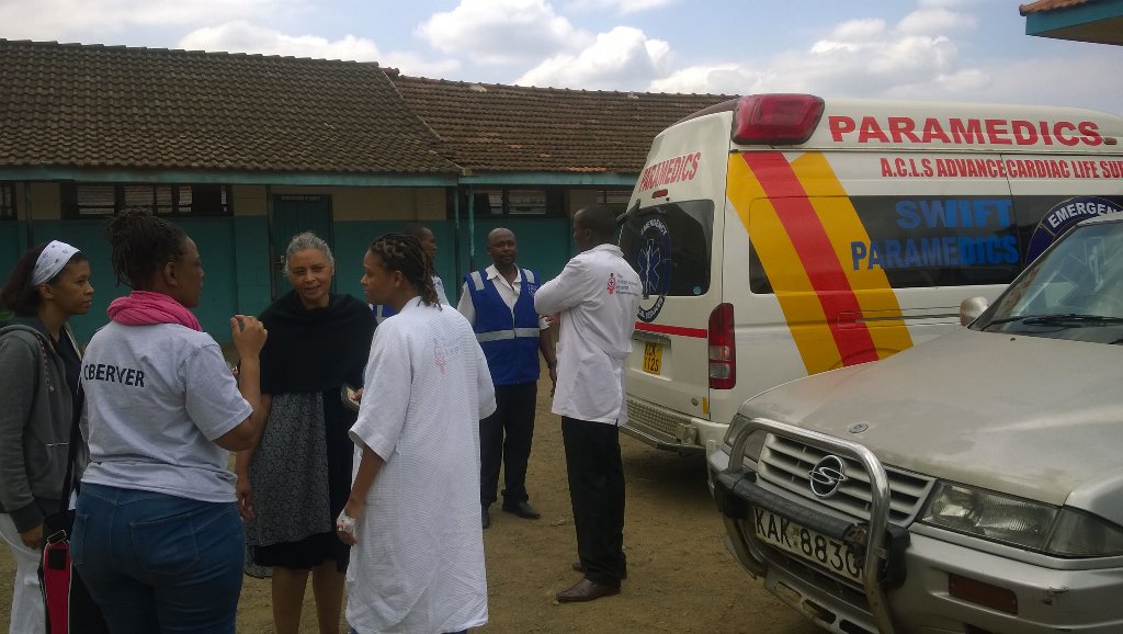 Fromagehomme's tweet image. Inspiring scenes as paramedics bring people from hospital to vote in Nairobi #thatscommitment #kenyadecides