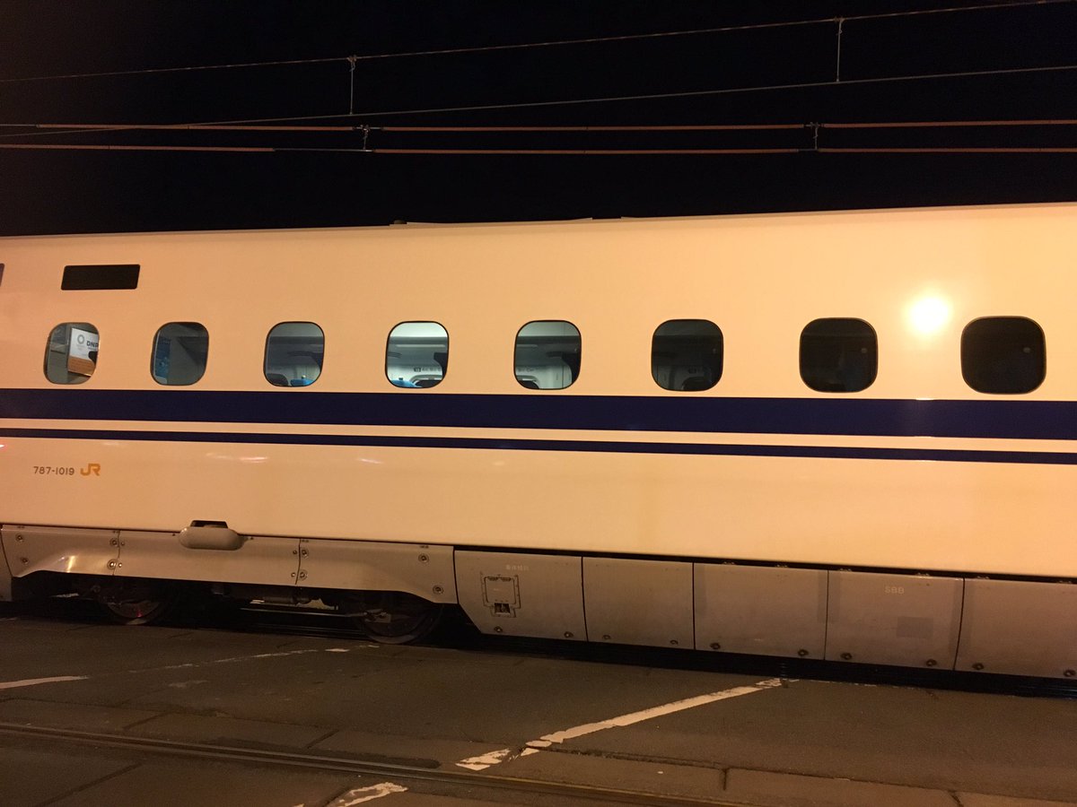 AirbusGermany's tweet photo. 浜松工場で9号車から11号車の間のどこかで脱線し踏切を塞いで停車中
復旧の目処は立っていないとのこと
各種テレビ局も来ている https://t.co/zNtBkT1vZF