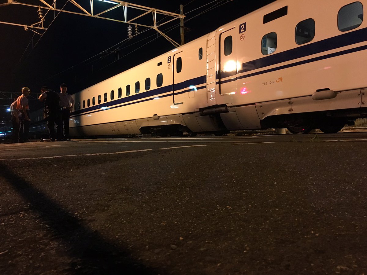 AirbusGermany's tweet photo. 浜松工場で9号車から11号車の間のどこかで脱線し踏切を塞いで停車中
復旧の目処は立っていないとのこと
各種テレビ局も来ている https://t.co/zNtBkT1vZF