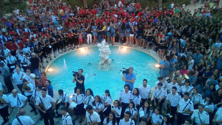 FilaElPincel's tweet photo. Aun con lluvia no nos paró nadie, primer día más que superado, a por el segundo!!!💃💃#Entraeta #Retreta #MyC2017 #cuandoenAspesuenaunabanda https://t.co/qqvAM0rj4e