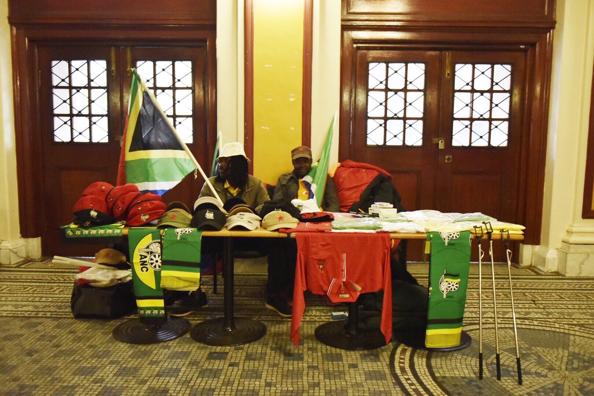Wikus de Wet (@dewetwikus) on Twitter photo Mense verkoop ANC en SAKP goedere by die Johannesburg Stadsaal waar die Future South Africa Coalition 'n byeenkoms. <a href="/Netwerk24Berig/">Netwerk24 Berig</a> Mense verkoop ANC en SAKP goedere by die Johannesburg Stadsaal waar die Future South Africa Coalition 'n byeenkoms. <a href="/Netwerk24Berig/">Netwerk24 Berig</a>