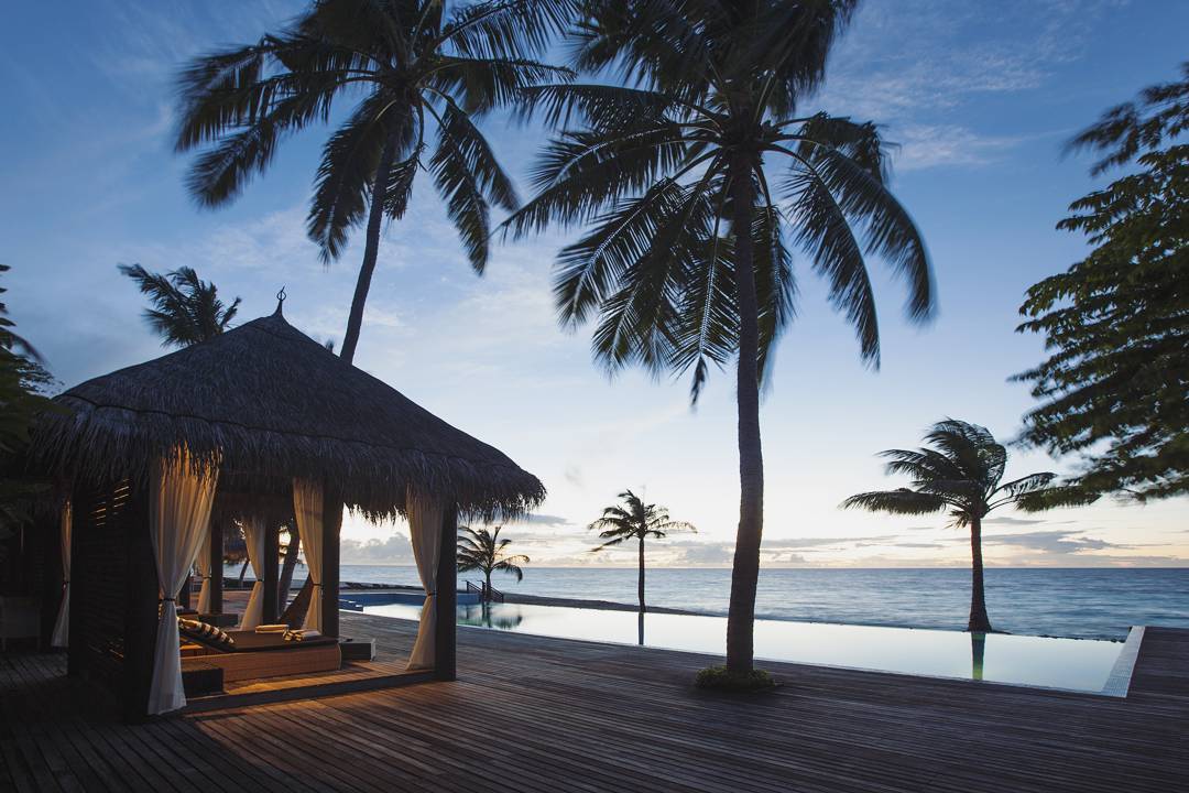 Visit the Pool & Bar for some local stories and a drink while watching the sunset! 🍹🌅 @outriggermaldives #VisitMaldives 🌊☀🌴