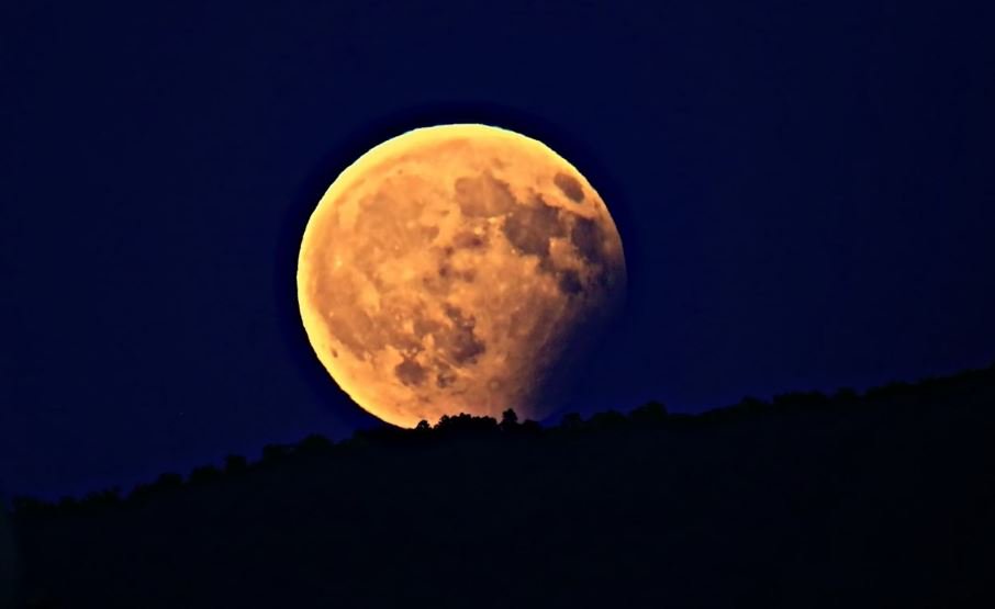 3CatInfo's tweet photo. L'eclipsi lunar parcial, perfecte des de la Costa Brava https://t.co/SZXPbBJkt4 https://t.co/FuGNhKpUka