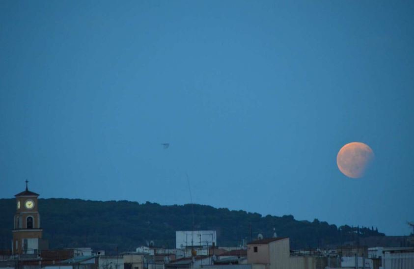 3CatInfo's tweet photo. L'eclipsi lunar parcial, perfecte des de la Costa Brava https://t.co/SZXPbBJkt4 https://t.co/FuGNhKpUka