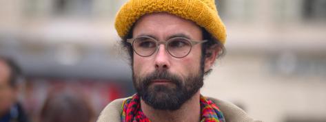 Délit de solidarité. Cédric Herrou condamné à quatre mois de prison avec sursis  pour avoir aidé des réfugiés bit.ly/2vK4PpD