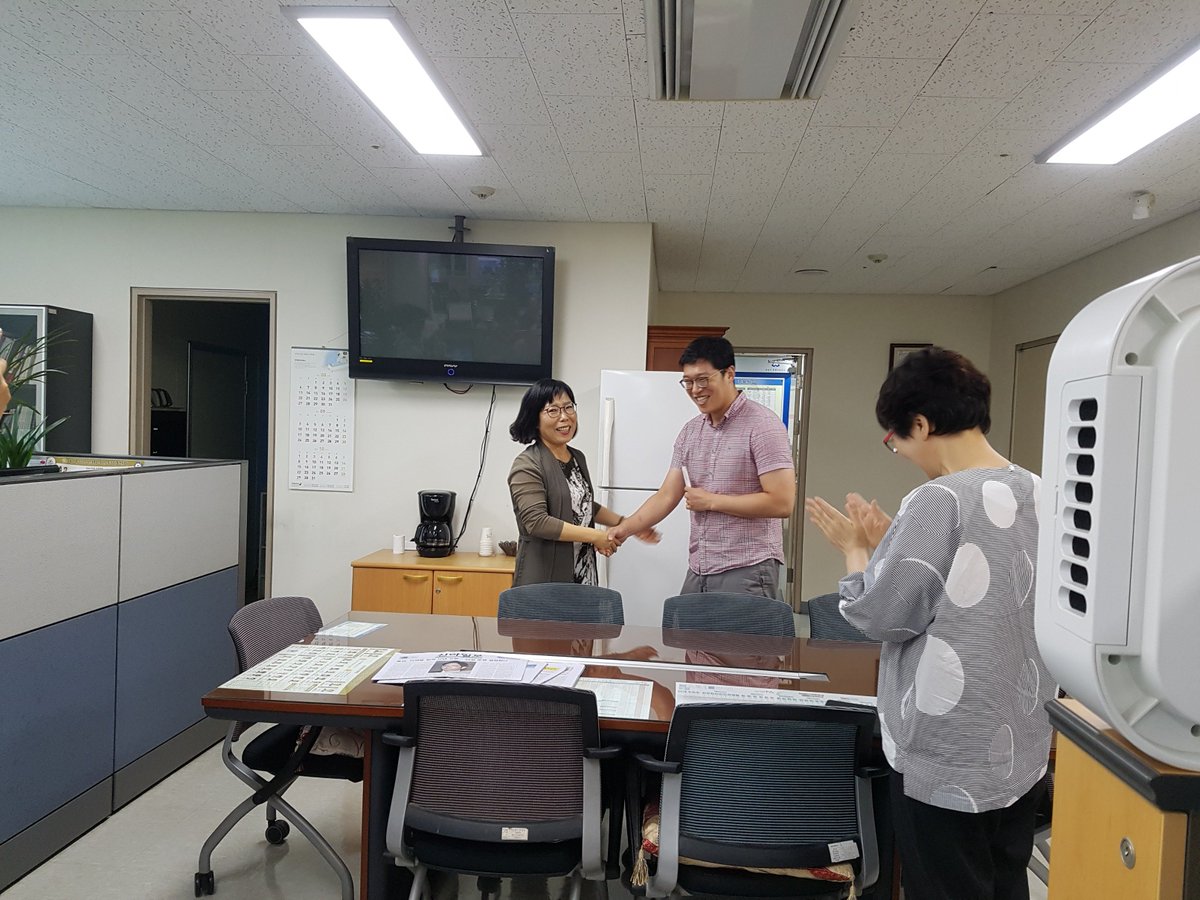 축하해주세요! #성남시 #중원구보건소의 한희재 운동사님이 2분기 친절 공무원에 당당히 이름을 올리셨습니다. 항상 친절로 민원인을 응대하고 적극적으로 프로그램을 추진하는 모습 많은 귀감이 되네요. 앞으로도 시민의 건강증진을 위해 힘써주세요~^^