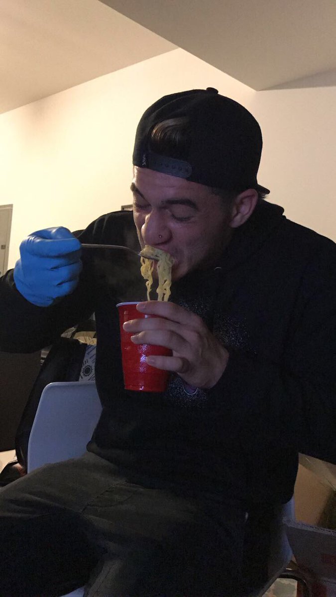 Lance210's tweet image. LMFAO HE'S WEARING A GLOVE BECAUSE HIS CUP OF NOODLES IS TOO HOT BUT HES HOLDING THE CUP WITH THE WRONG HAND 😂