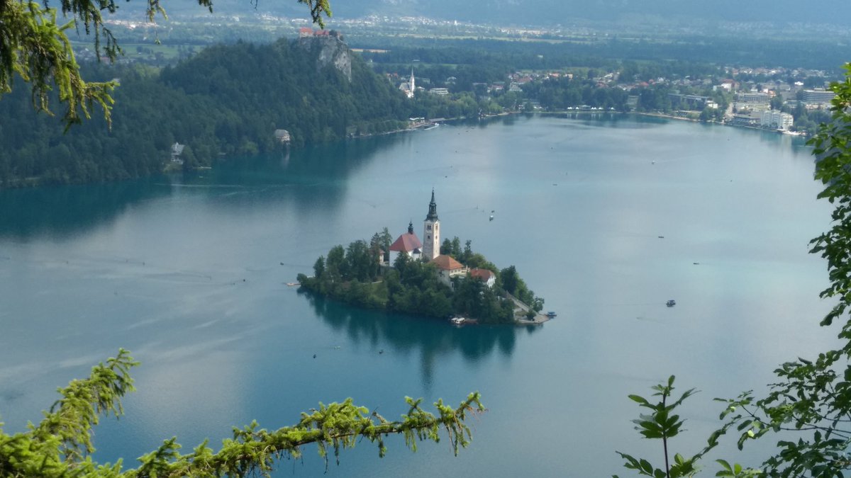 TrgBledproperty's tweet photo. Would you live here? #Slovenia #lake bled? We can help you. #trgbled #property #RealEstate . https://t.co/9TY4lM66Yr https://t.co/8s16NWgnVF