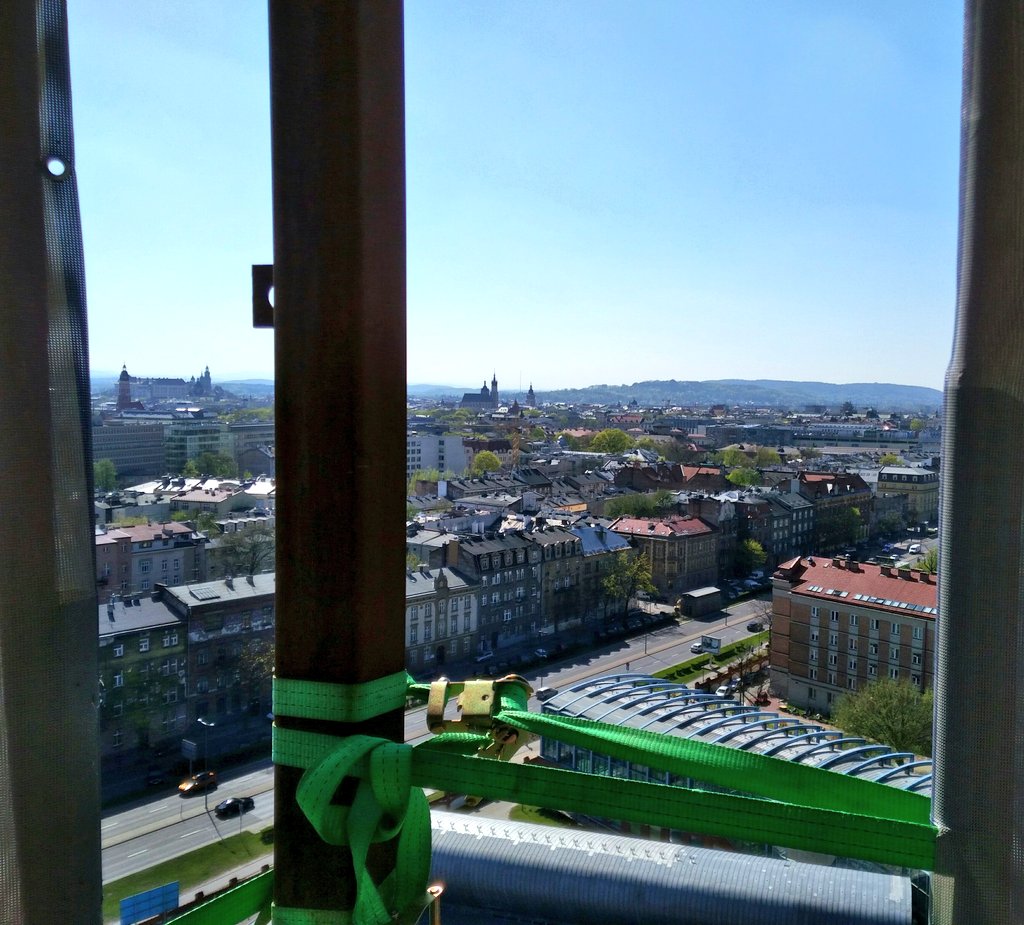 _miss_waldorf_'s tweet photo. Wawel i kościoł Mariacki z 14. piętra #Szkieletor. Nie mogę doczekać się widoku z 27. piętra #UnityTower. Wow 🏢 https://t.co/APnw4zxbQO
