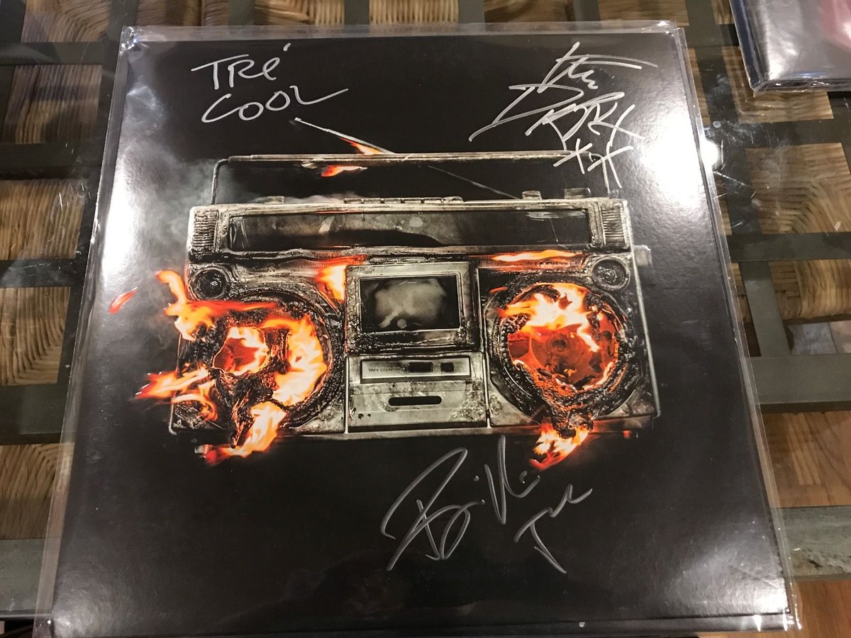 GDMerch's tweet image. Green Day SIGNED Revolution Radio Vinyl
bit.ly/2vIXy8q
#greenday #revolutionradio #revrad #billiejoearmstrong #mikedirnt #trecool