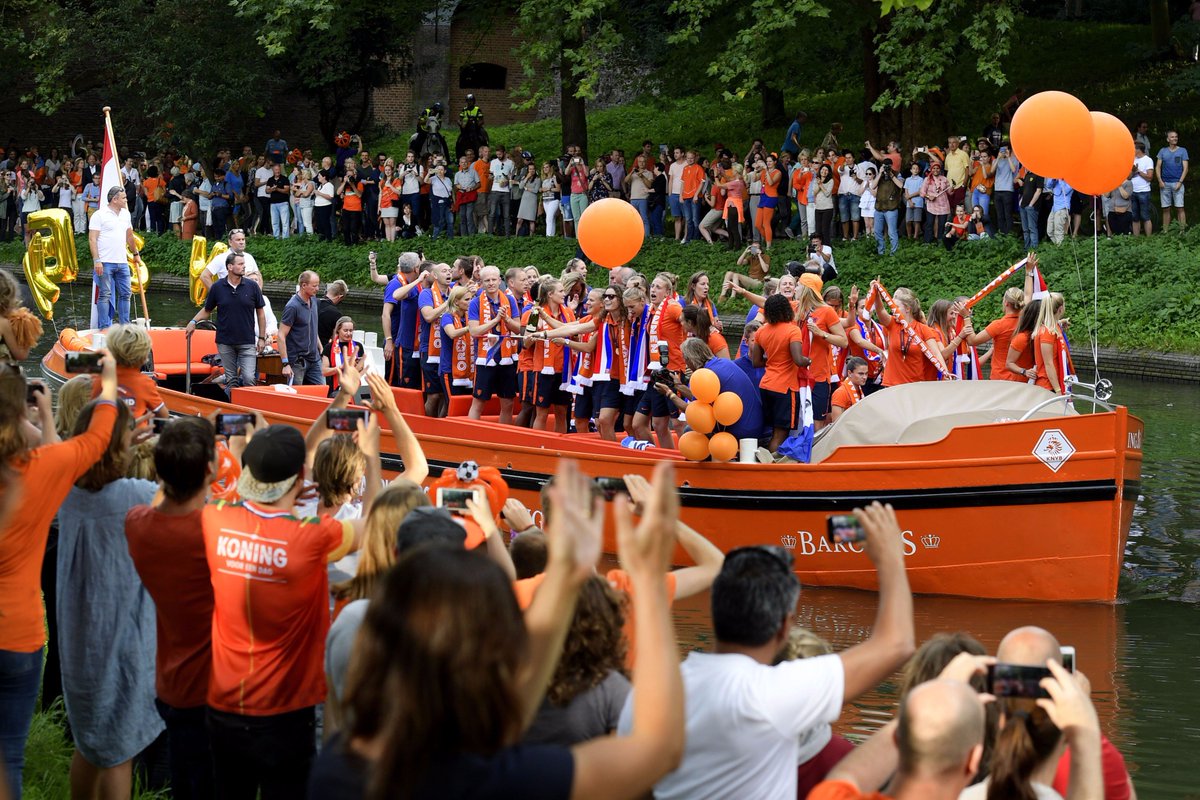 Quite the homecoming for the Dutch heroes! 🏅 🎈⛵️🎉
#WEURO2017
