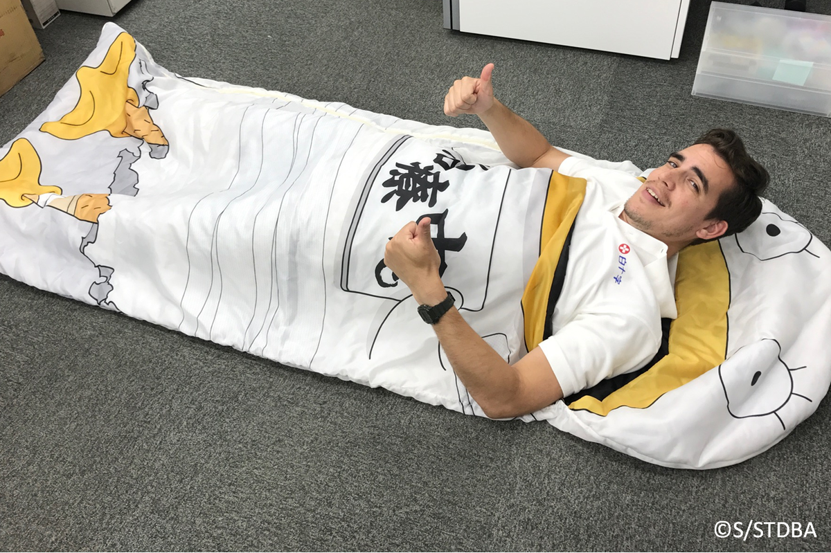 ＼銀魂×白十字キズ処置キャンペーン／
対象商品バーコード×3枚で応募ができる”キズ処置中”エリザベス寝袋のサンプルです。
全身をすっぽり包み込む大きめサイズでエリザベス体内の温もりを疑似体験しながら眠れるのです