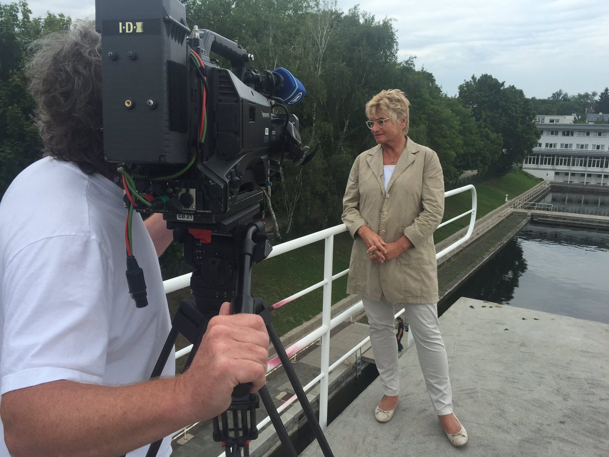Voller Körpereinsatz beim Dreh mit der grünen Spitzenkandidatin Daniela Wagner in Darmstadt <a href="/hessenschau/">Hessenschau</a> #BTW17