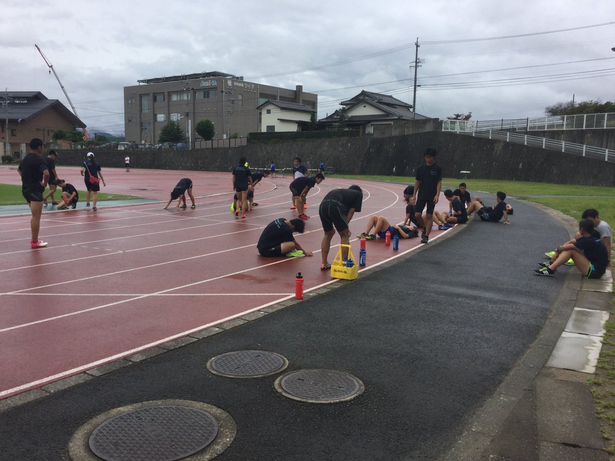 駒澤大学高等学校 陸上競技部 短距離ブロック 本日から4泊5日の夏合宿がスタート致しました 初日から100m55本とかなり強度の高いメニューをこなし 走り終わって選手たちは倒れこむほど自分を追い込むことができました この調子で全員で追い込んでパワー