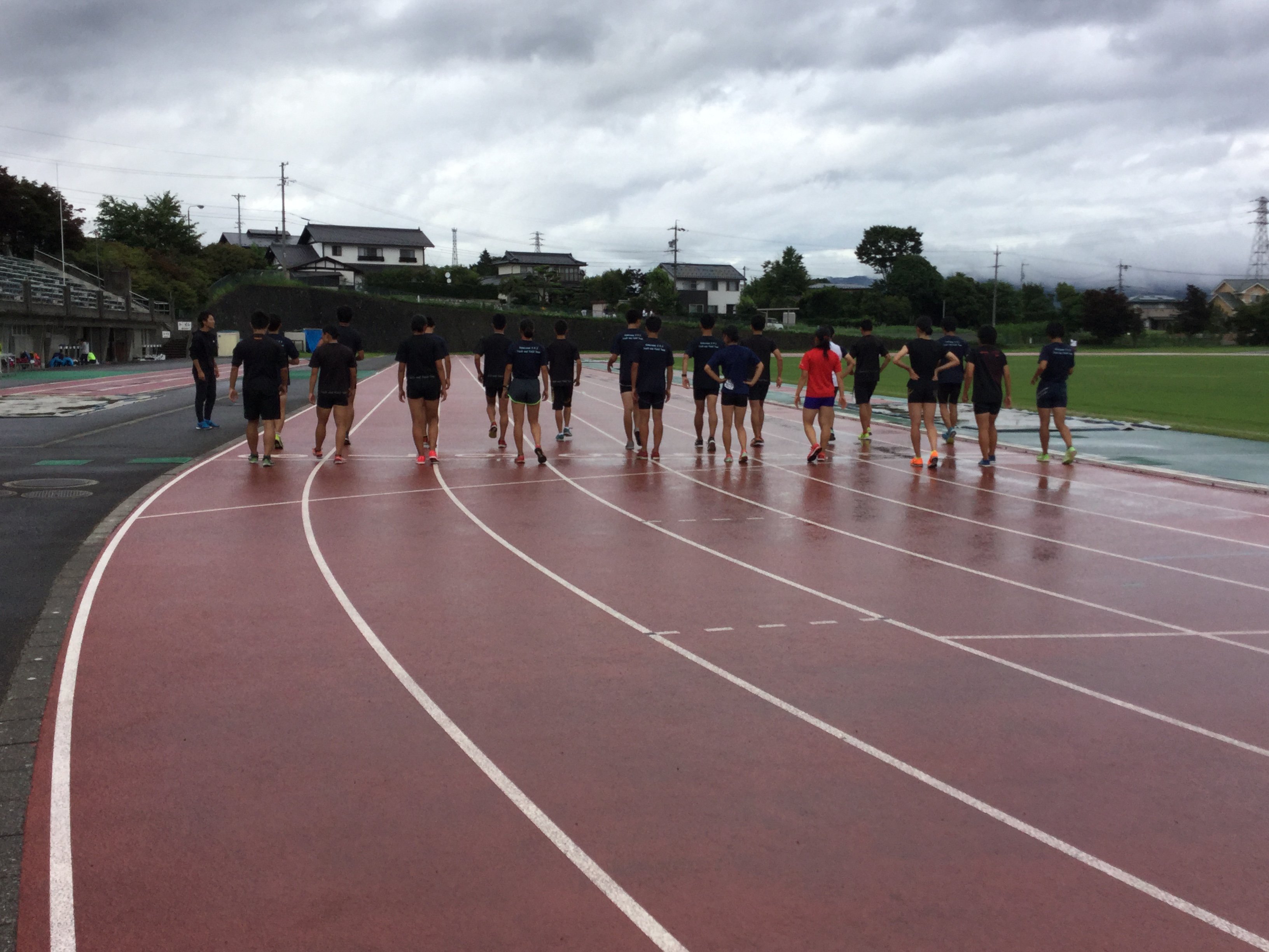 駒澤大学高等学校 陸上競技部 短距離ブロック 本日から4泊5日の夏合宿がスタート致しました 初日から100m55本とかなり強度の高いメニューをこなし 走り終わって選手たちは倒れこむほど自分を追い込むことができました この調子で全員で追い込んでパワー
