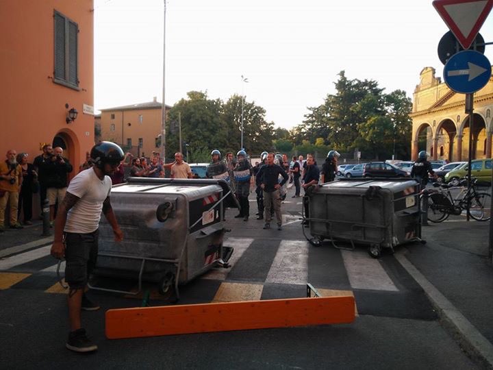 Cs_TPO's tweet photo. #bologna sgomberato @LabasBo dopo ore di resistenza e barricate incendiare.ad agosto,da vigliacchi.H12:30 conf stampa #RiapriamoLàbas https://t.co/N3RoJ8NbLI