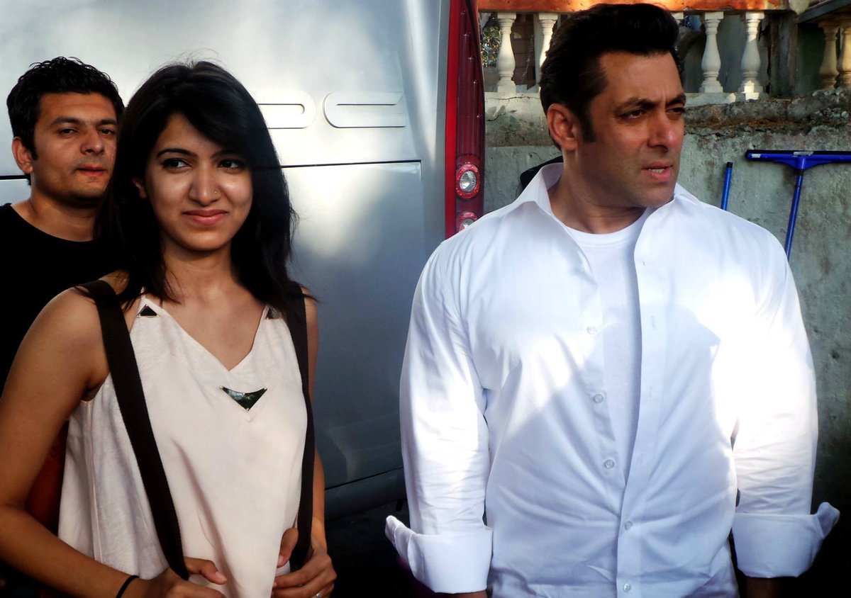SalluLicious's tweet photo. ★CUTER… #SalmanKhan with Henna (Designer) on #SaReGaMaPa ( May 2016) and on set of #WheelDetergent Ad (October 2014) https://t.co/KPoWLgxCCg https://t.co/uAImOqEC8G