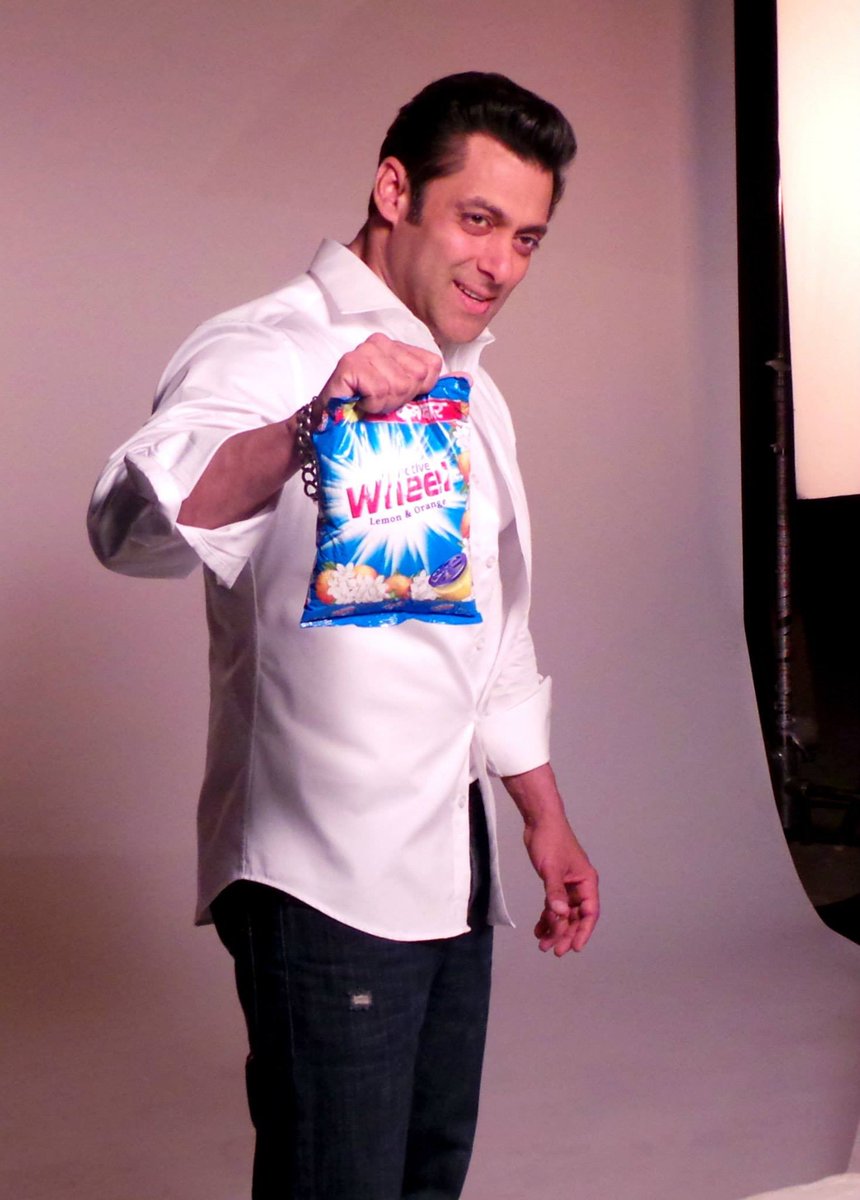 SalluLicious's tweet photo. ★People's Superstar… #SalmanKhan with Aamna Sharif Behind the scene of #WheelDetergent Ad ( April 16th 2014)!! https://t.co/BBzL1byAdJ https://t.co/ok6JZxLx3x