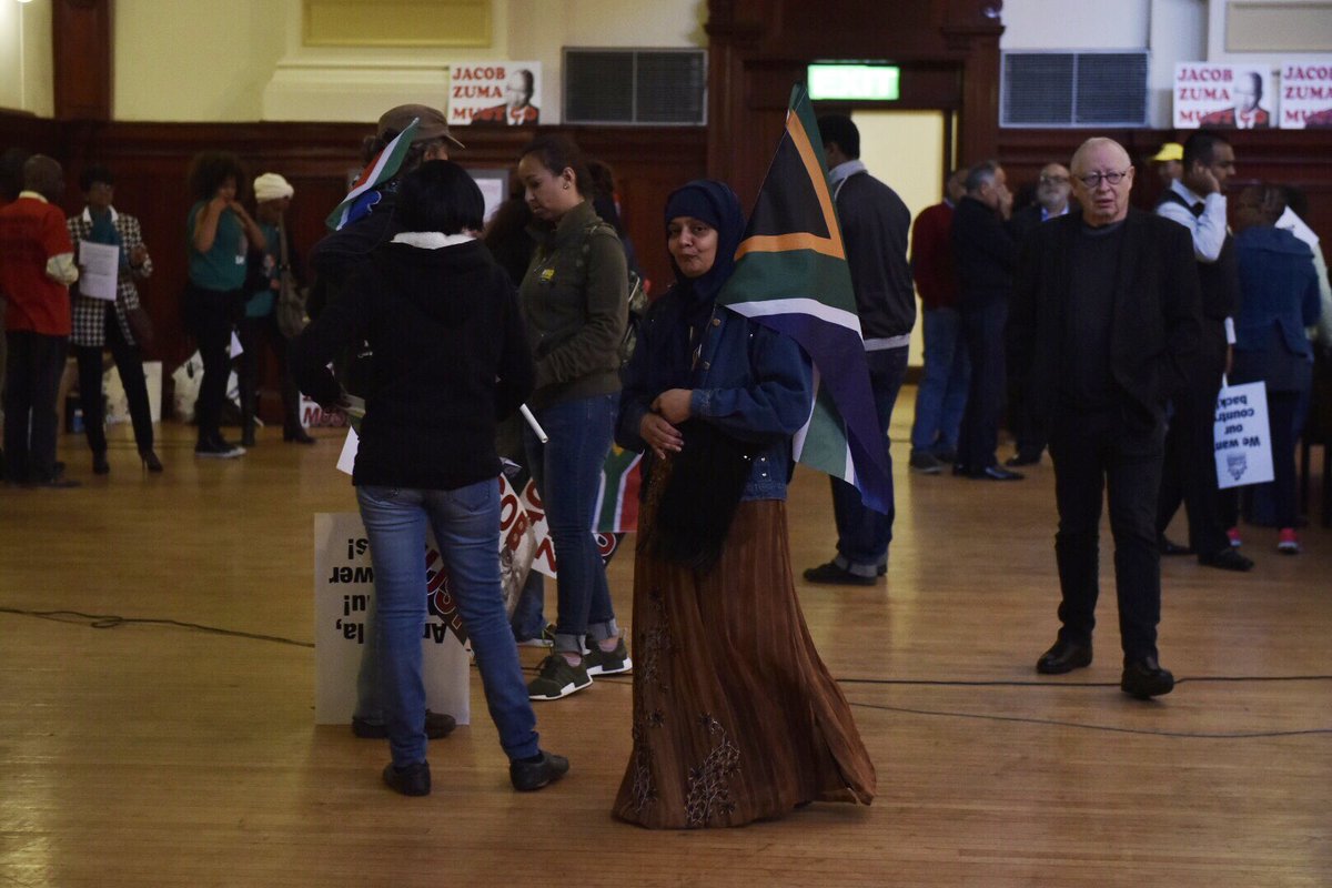 Wikus de Wet (@dewetwikus) on Twitter photo 'n Vrou met die Suid-Afrikaanse vlag by die Future South Africa Coalition byeenkoms by die Johannesburg Stadsaal. <a href="/Netwerk24Berig/">Netwerk24 Berig</a> 'n Vrou met die Suid-Afrikaanse vlag by die Future South Africa Coalition byeenkoms by die Johannesburg Stadsaal. <a href="/Netwerk24Berig/">Netwerk24 Berig</a>