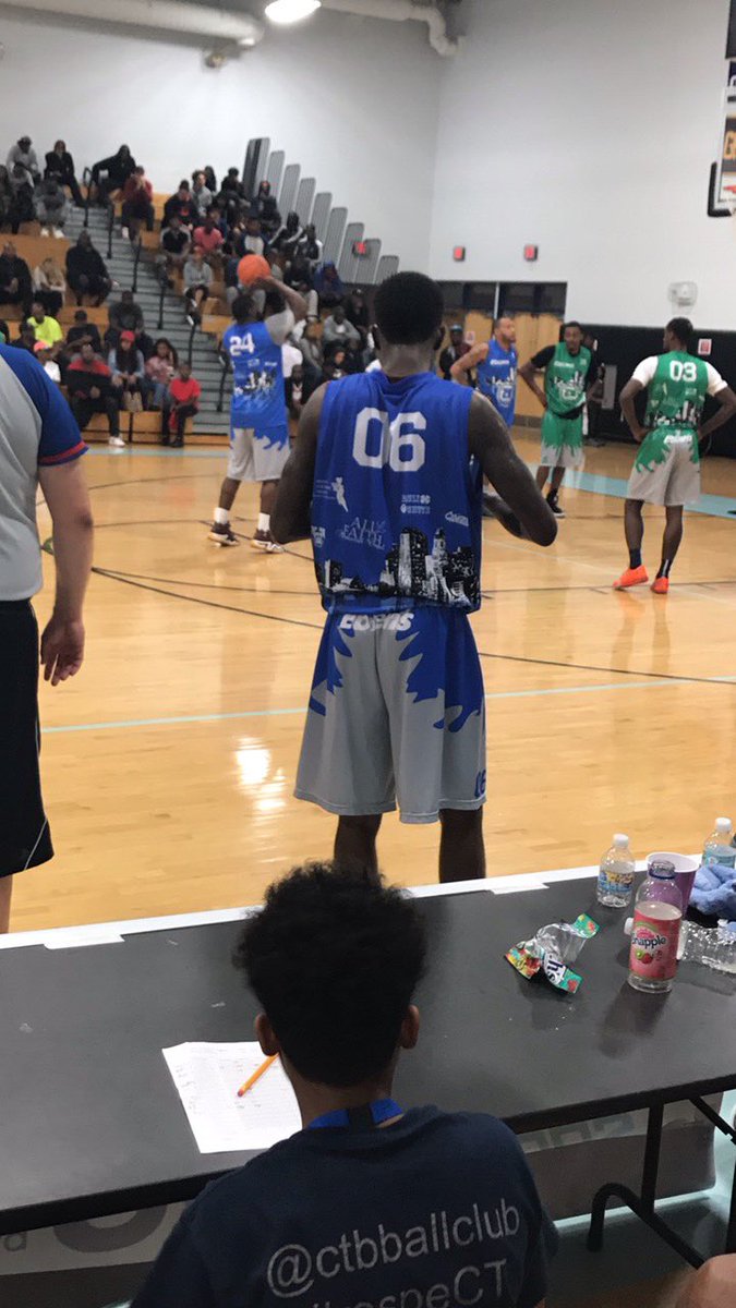 SiPPYYYYYYY's tweet image. Aye Coach let me get one of those Bottled Waters man! 🏀 #OSix